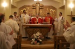 kapłani przy ołtarzu